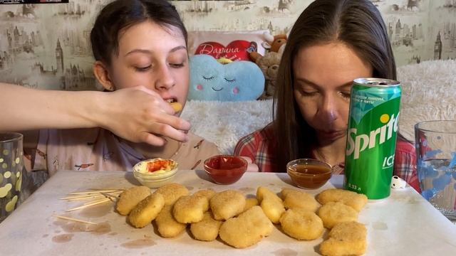 МУКБАНГ ЧЕЛЛЕНДЖ/40 НАГГЕТСОВ/Кто съест больше?/MUKBANG CHALLENGE/NUGGETS