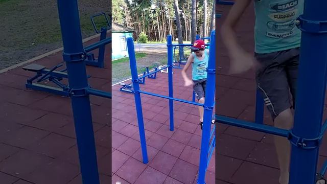 Двойной кувырок на турнике