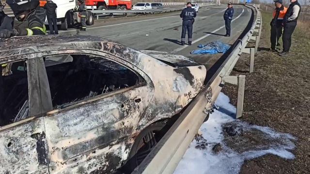 Видео с места смертельного ДТП на трассе Минусинск - Абакан, где сгорел один из автомобилей.