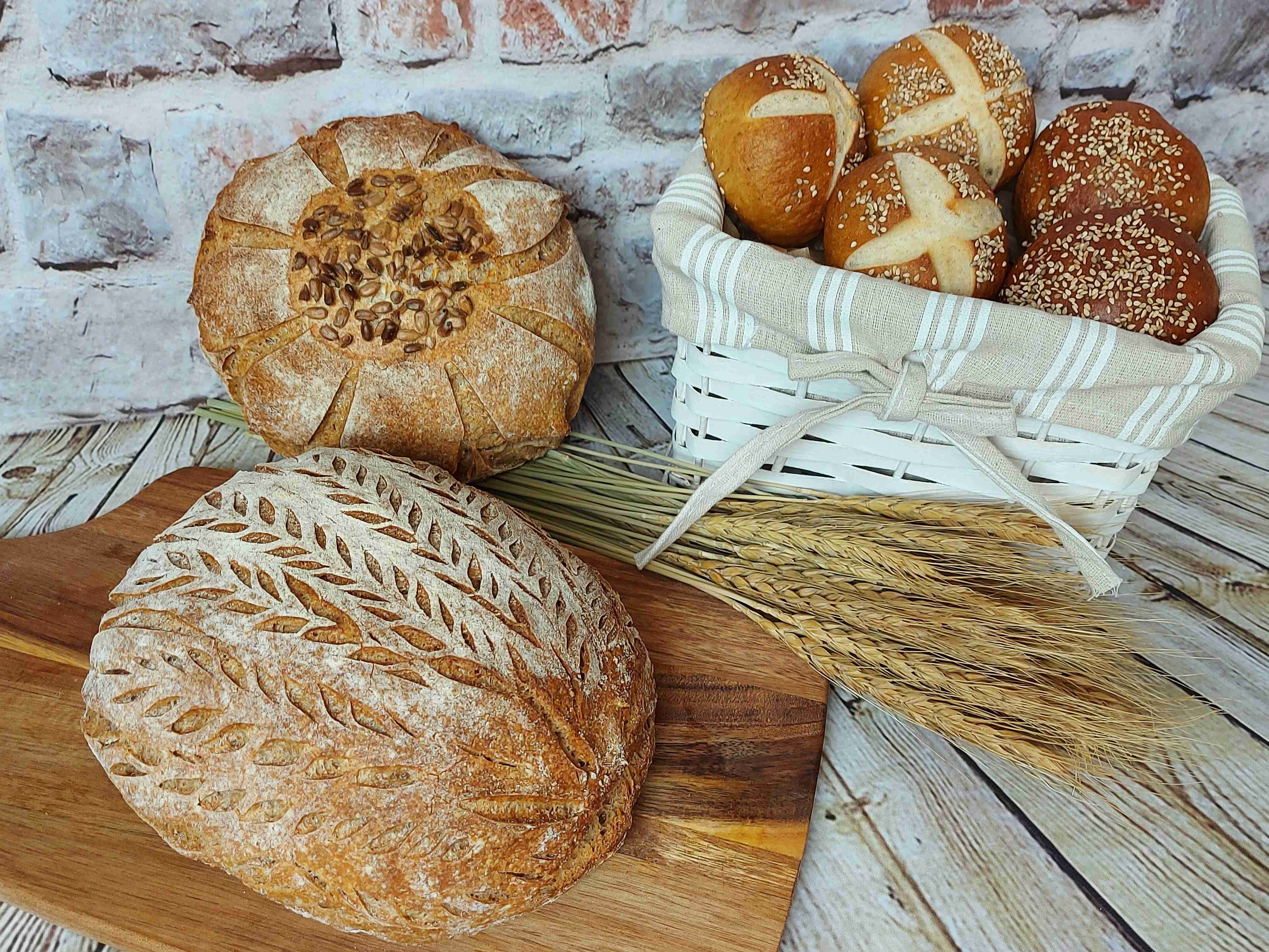 Хлеб с добавлением цельнозерновой муки и отрубей