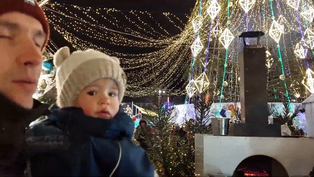Толпы людей и живая ёлка в ледовом городке на Площади 1905 года в Екатеринбурге