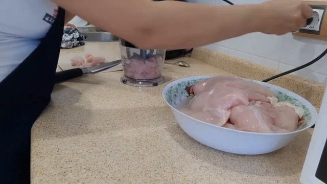 Солю огурцы на зиму, варю варенье из абрикосов и делаю домашние заготовки/моем технику на кухне?