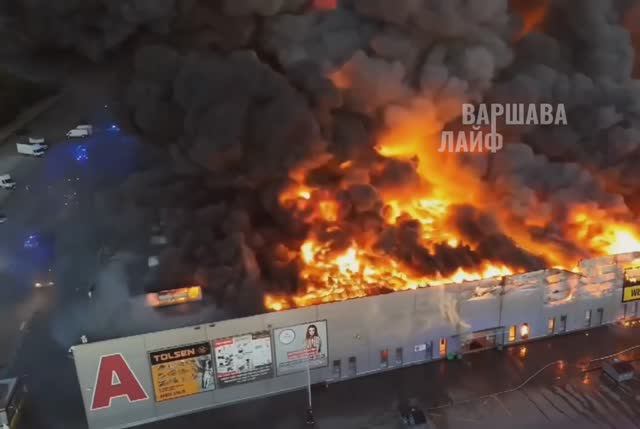 Масштабный пожар в Варшаве — огонь охватил 80% торгового центра Marywilska 44