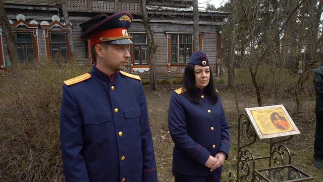 цветы к памятной доске