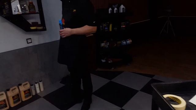 Процесс нанесения лака на фару