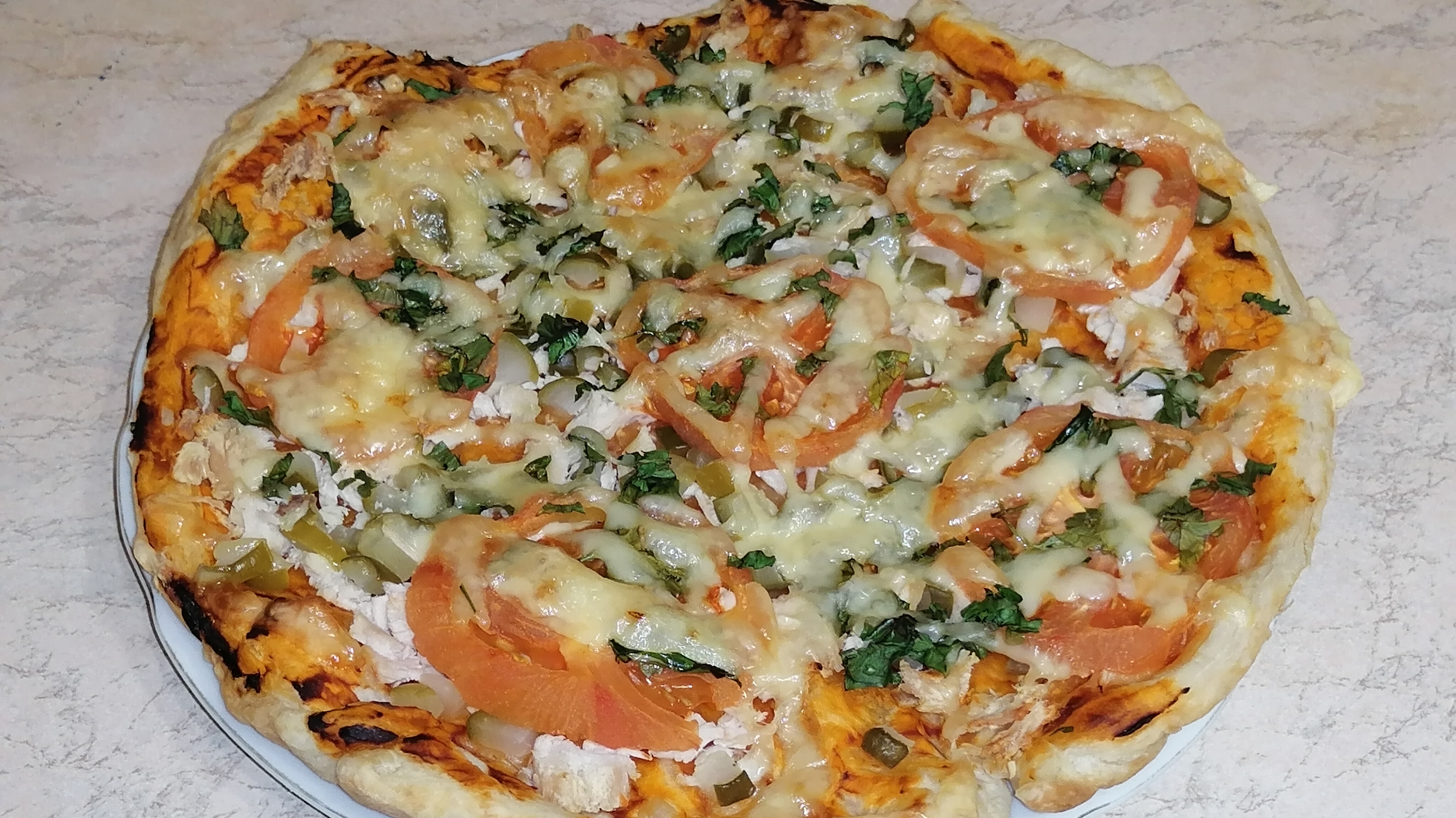 Пицца на слоёном корже с курицей, помидорами и солёными огурцами