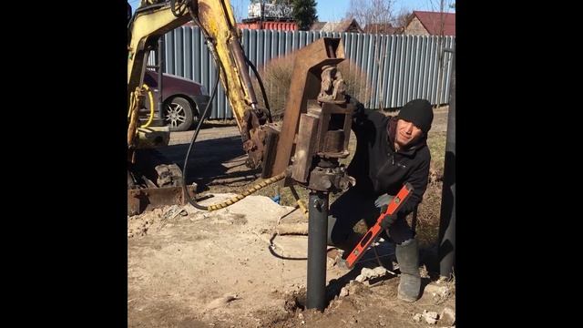 Закрутка саморезной сваи 108 мм под приемный столб откатных ворот