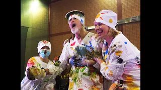 Перформанс «Дурдом Счастья!» в ТК «Галерея». Валера и Наташа Черкашины. Декабрь 2021.