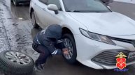 Автолюбительница из Новокузнецка поблагодарила сотрудников за оказанную помощь на дороге