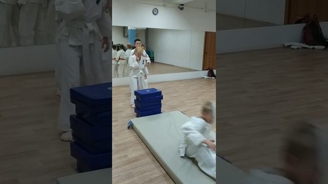 Тренировка каратэ 7+, кувырки
