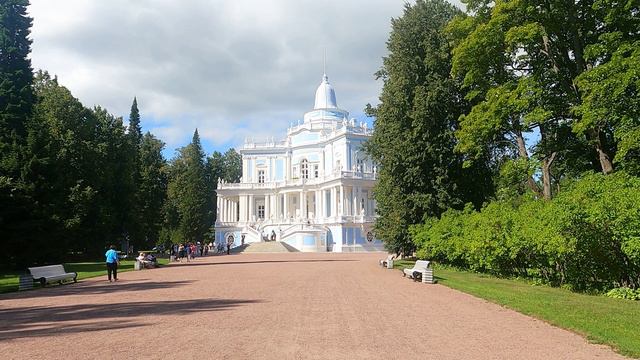 ПАРК  В  ЛОМОНОСОВЕ