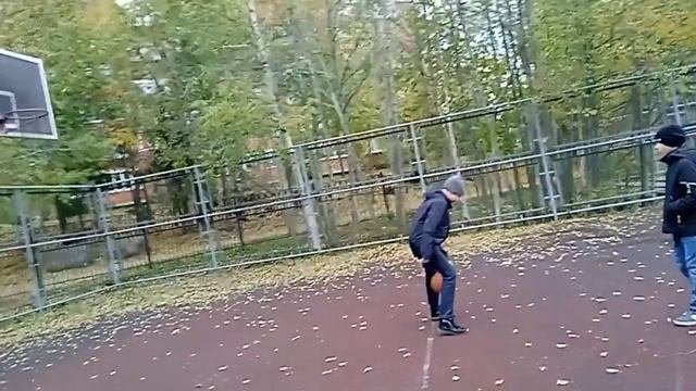 Повторяем 5 СпособовКак Забить БАСКЕТБОЛЬНЫЙ Мяч В Кольцо С 1-ого Видео!Максим и Никита