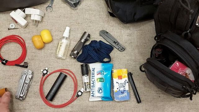 Женский EDC набор, "Стандартный". Every Day Carry. Мой вариант. Фонарь, салфетки, маска, баллон.