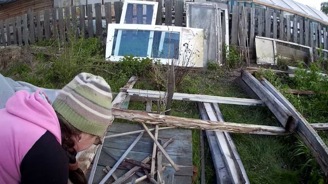 Подвязываем малину.