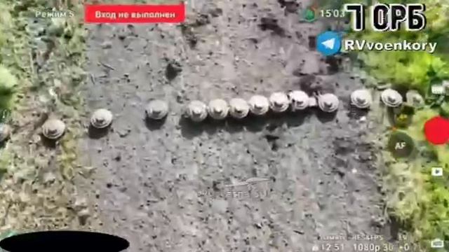 Дрон сбрасывает боеприпас на минный шлагбаум на въезде в Степовую Новоселовку на Купянском направлен