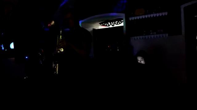 Романтический вечер под чарующие звуки саксофона.