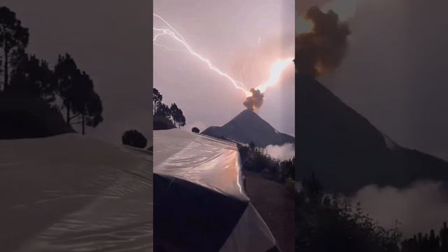 Молния ударила в извергающийся вулкан