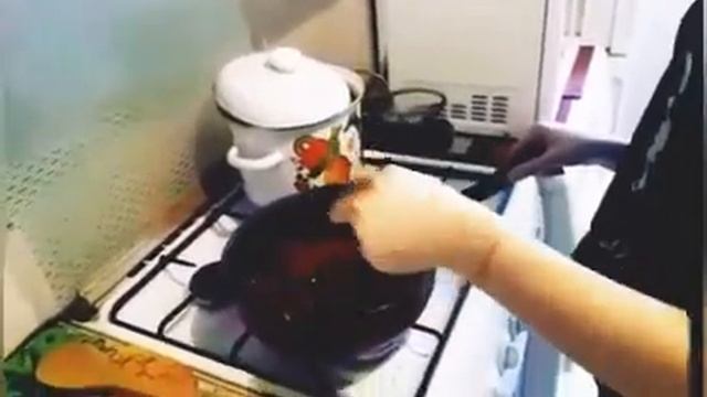 Анна готовит суп  Борщ