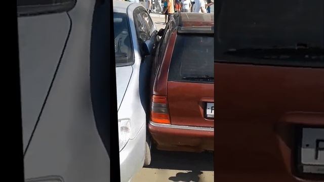 Автобус протаранил машины на парковке