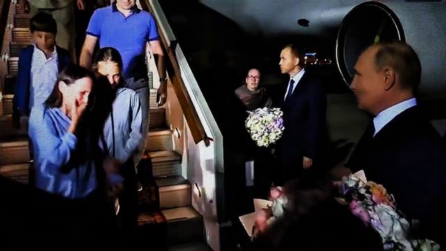 Путин встретил обменянных россиян в аэропорту Внуково