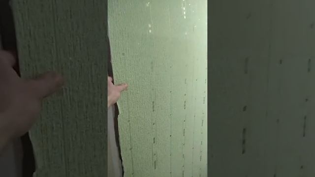 Штукатурка в новостройке держится только за счёт обоев