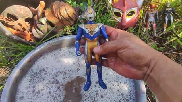 Membersihkan mainan ultraman zero tiga orb ginga blu blazar king off mosnter topeng spiderman hulk