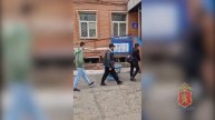 В Красноярске в ходе полицейского рейда задержаны 135 мигрантов. Видео: МВД 24