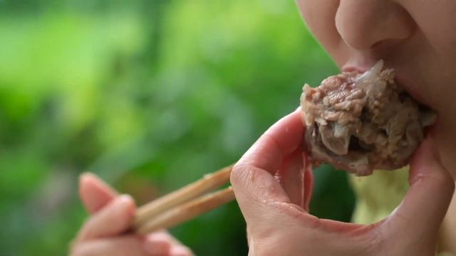 金老師買10斤排骨，小雨燉苦瓜排骨湯，大熱天來一碗渾身舒暢【市民朱小雨】