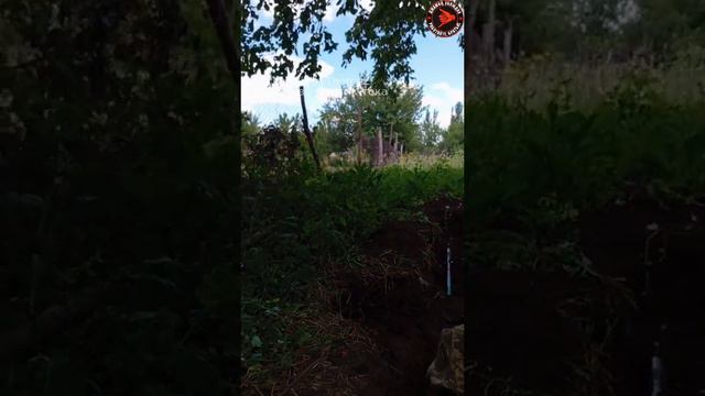 Украинские террористы окопались в огороде, а сосед продолжает вспахивать землю: забавные реалии фрон
