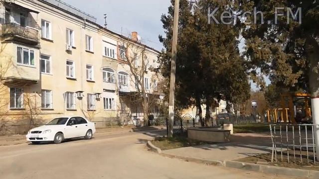 Опасный перекресток и выход с детского сквера в Керчи
