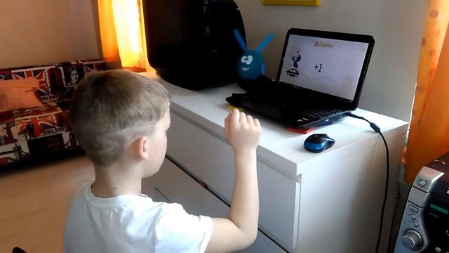 Ребенок очень быстро считает! 0,3сек 200 действий. Ментальная арифметика. Very quick mind counting!
