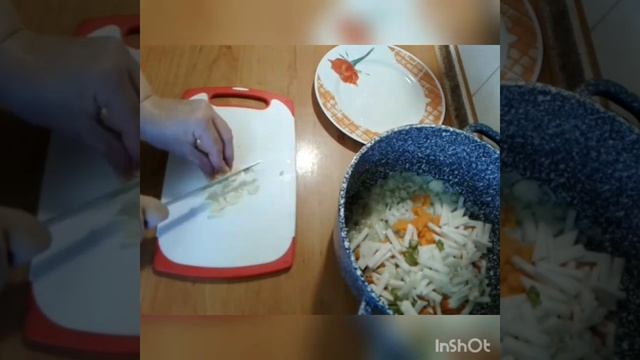 Суп с вкусной зажарочкой и фасолью.