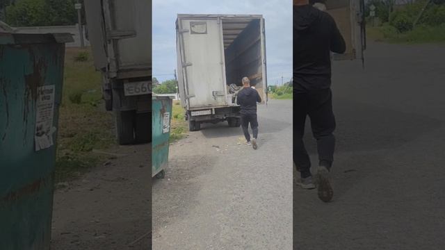 В Батайске женщина заставила мужика забрать строительный мусор из контейнеров! 👏