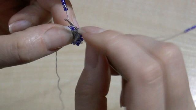 Бусина обвязанная бисером (1 часть). Подробный процесс бисеровязания. Подвеска к сумочке.