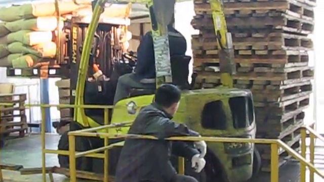 Работа погрузчика на эстакаде ПО "Вектор".AVI