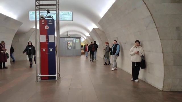 Метро Тверская подземная жизнь центра Москвы бурлит. Люди встречаются. Люди влюбляются и целуются.