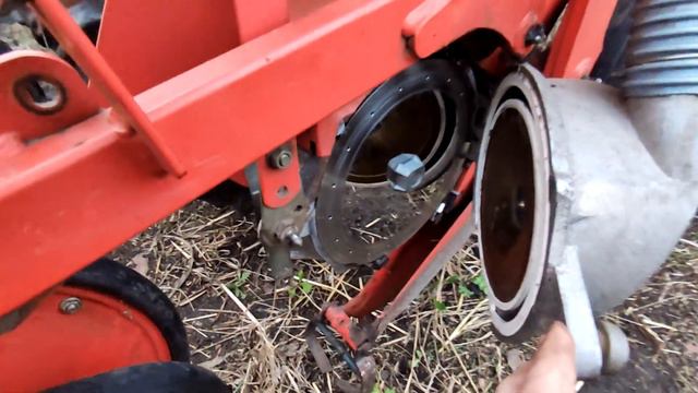ЮМЗ підготовка до посівної сівалки KUHN