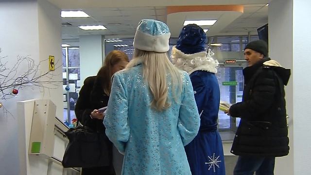 В Сургуте Дед Мороз помогает заплатить налоги