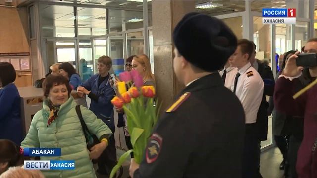 Необычный флешмоб провели в аэропорту Абакана. 06.03.2019