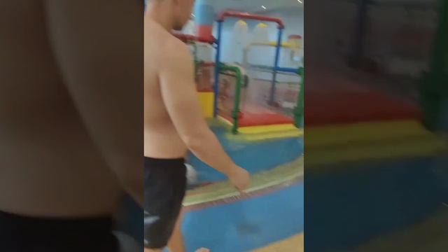 В Москве женщина в никабе пришла в аквапарк  и напугала посетителей.