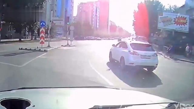 Ребенок на самокате: площадь Станиславского