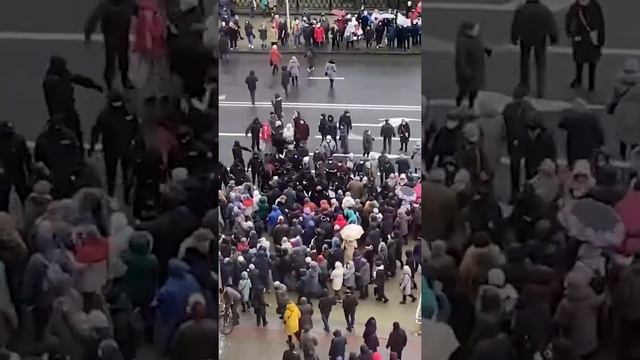 Минский ОМОН начал осаду Минска, в то время как бабушки и дедушки не боясь идут на кордоны солдат!
