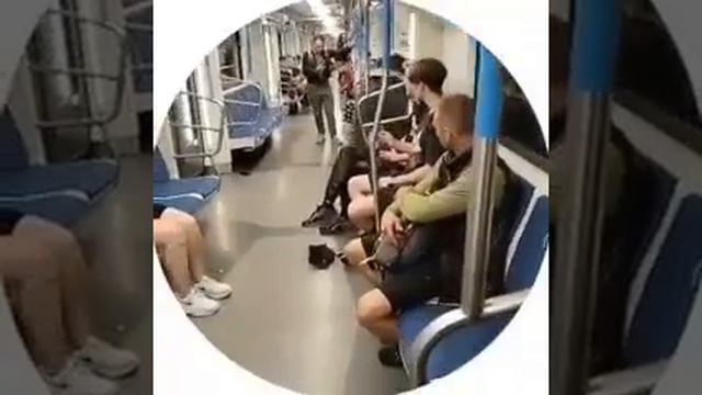 Москвич заступился за русскую девочку в метро.