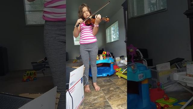 Эрика учится от подружки как играть на скрипке