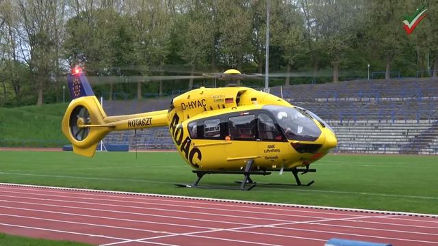 Rettungshubschrauber D-HYAC Landung  Start im Stadion - Schwerstverletzter nach Zimmerbrand