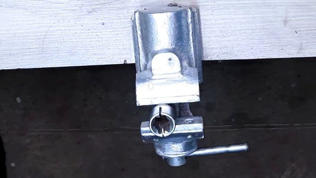 Универсальный ключ для откручивания масляного фильтра.Universal wrench for unscrewing the oil filter