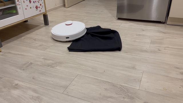 Xiaomi Robot Vacuum-Mop 2S на черном покрытии
