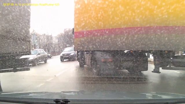 лихой водитель фуры