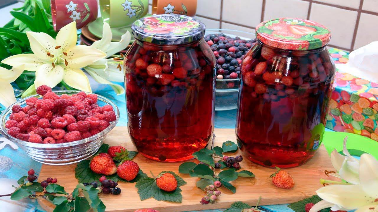 Очень вкусный компот из клубники и ирги на зиму