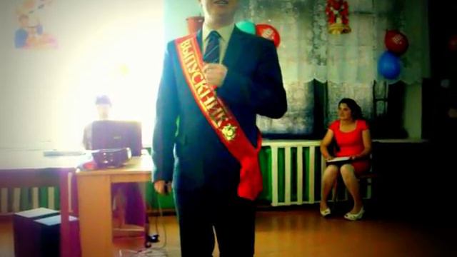 Учитель спел своим выпускникам песню.
